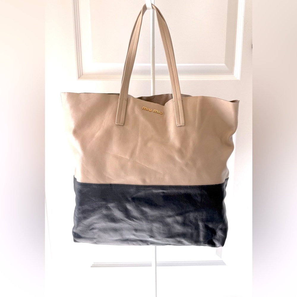Miu Miu - Prada’s Sister
Gently worn and large bag in very good condition.